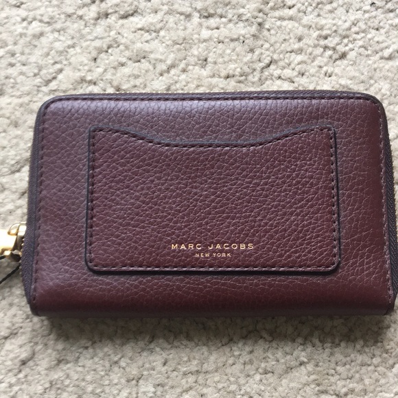 Marc Jacobs Handbags - BNWT Marc Jacobs Wristlet Wallet Burgundy